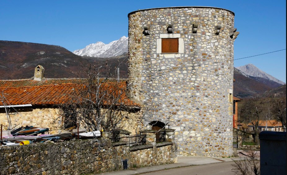 Castillo de los Álvarez-Acevedo, Spain